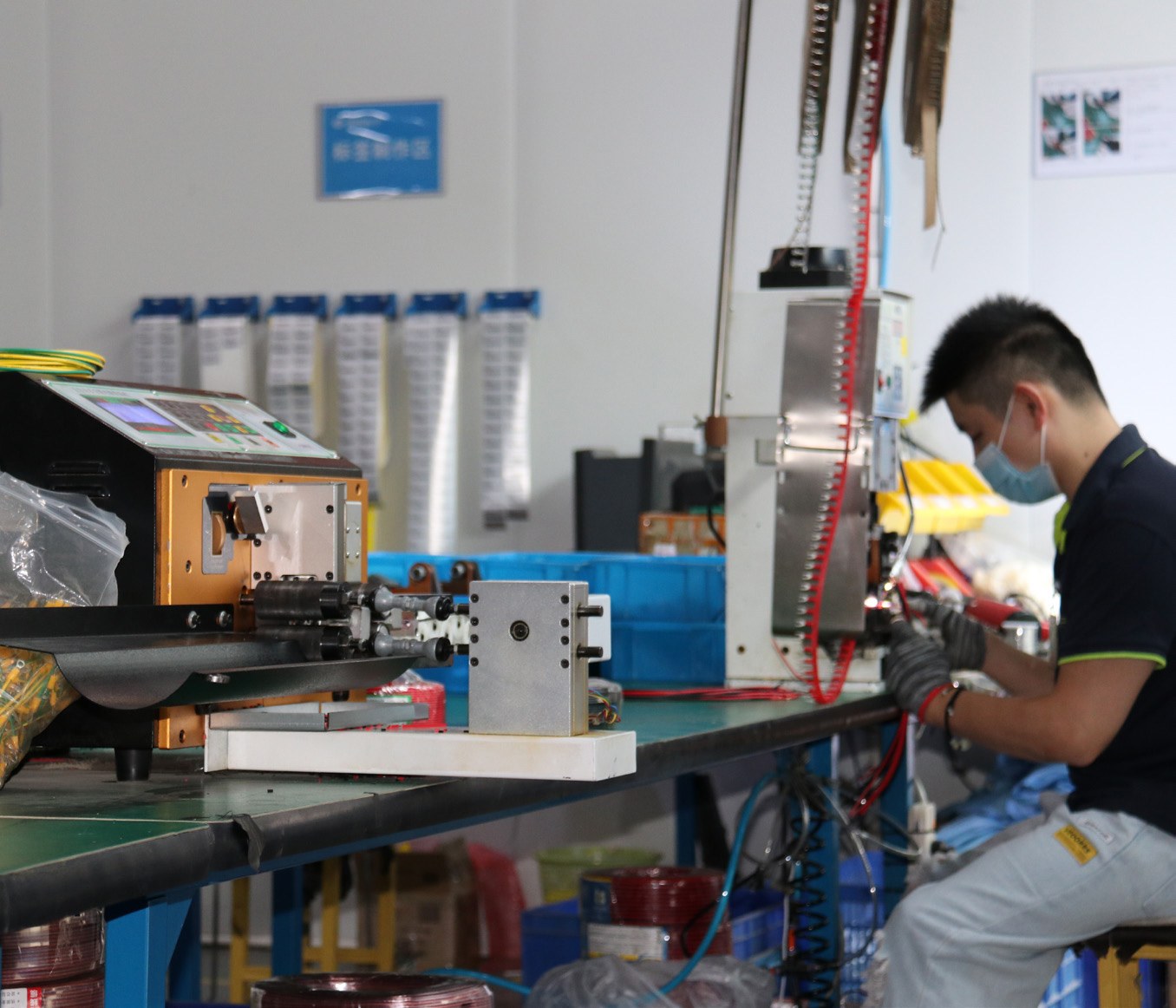 Self-service kiosk component assembly workstation